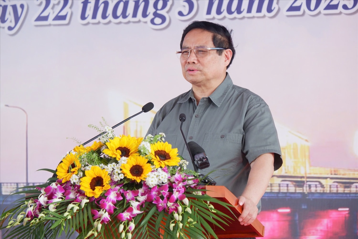 Thủ tướng Chính phủ Phạm Minh Chính phát biểu tại Lễ khánh thành đập Phú Phong. Thủ tướng Chính phủ Phạm Minh Chính phát biểu tại Lễ khánh thành đập Phú Phong.