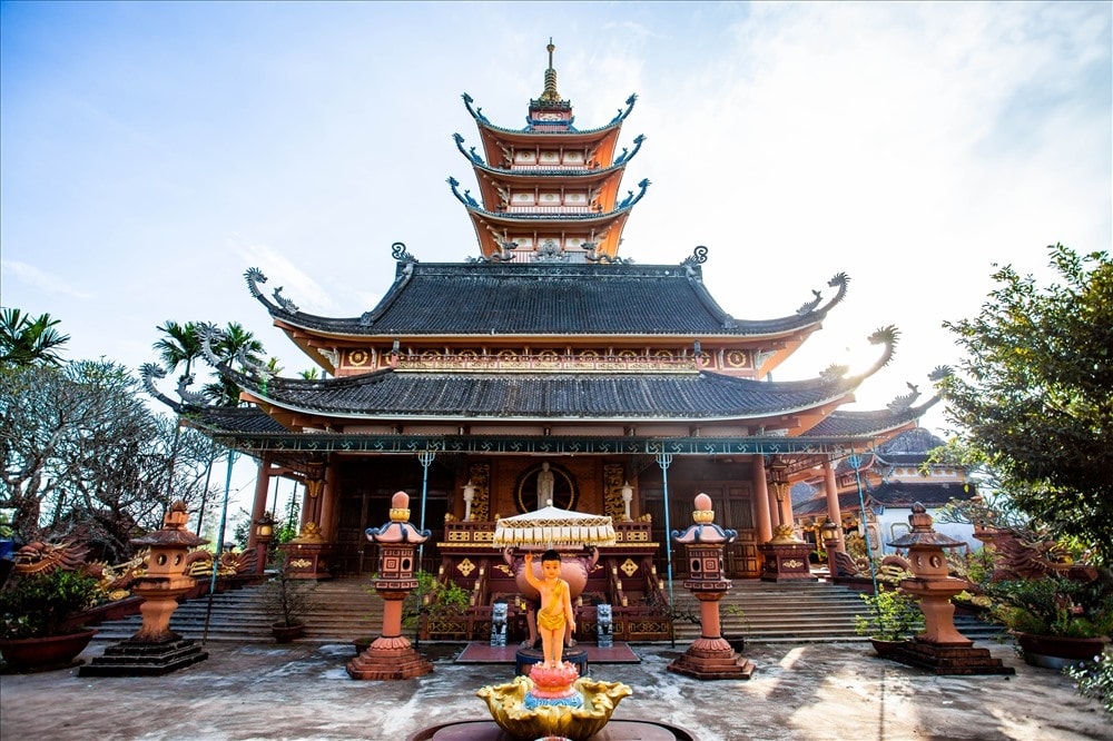 Đầu đao mái chùa, mái tháp mềm mại như con thuyền độc mộc, kiến trúc bằng bê tông cốt thép hiện đại, quy mô to lớn, diện tích ngôi chánh điện 520m2, cao 47.25m, mái chùa có dáng dấp mái nhà rông Tây Nguyên. Ảnh: Chu Thế Dũng  