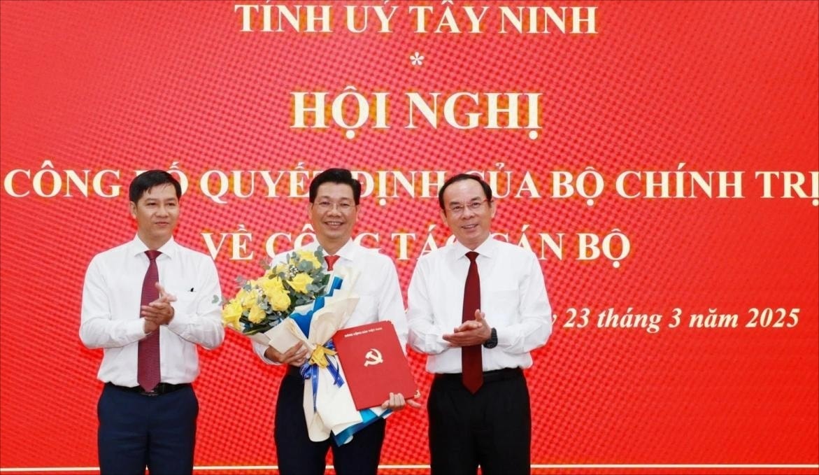Bí thư Thành ủy TP. Hồ Chí Minh Nguyễn Văn Nên (bên phải) và ông Nguyễn Thành Tâm trao quyết định cho ông Nguyễn Mạnh Hùng