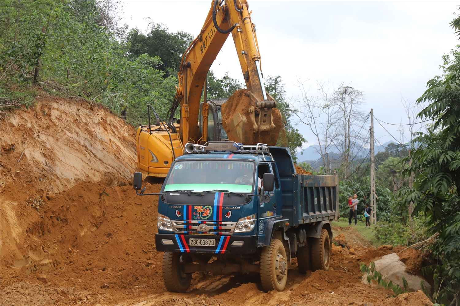 Các loại máy móc và trang thiết bị trên công trình đang hoạt động hết công suất để con đường sớm hoàn thiện đáp ứng nhu cầu phát triển kinh tế của địa phương và mong mỏi của người dân 