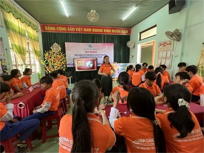 Các thành viên Ban điều hành “Địa chỉ tin cậy” thường xuyên được tập huấn để cập nhập kiến thức, nâng cao kỹ năng tuyên truyền phòng, chống bạo lực gia đình