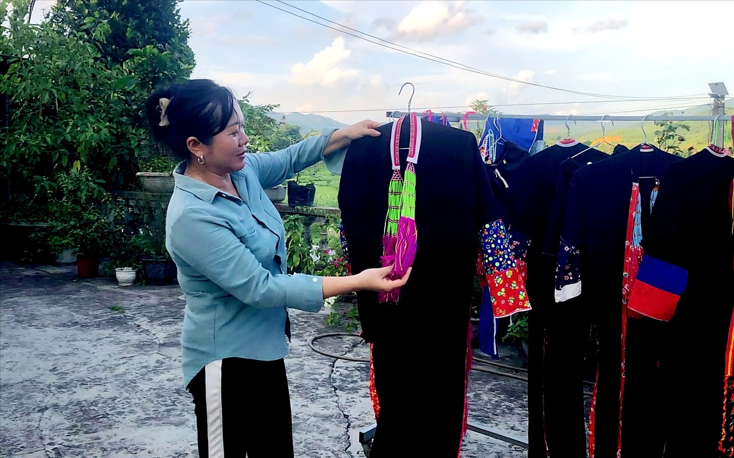 Người Dao Thanh Y ở Ba Chẽ vẫn giữ  tục phơi trang phục truyền thống của phụ nữ và thầy cúng vào ngày 14 tháng 7 âm lịch hàng năm