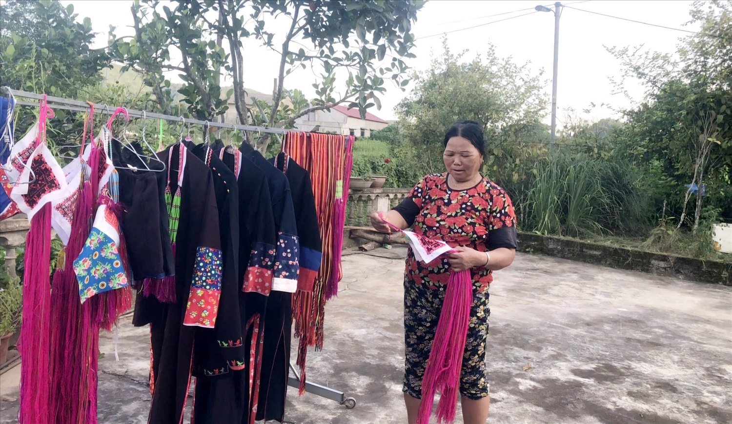 Bao đời nay, người Dao Thanh Y ở Ba Chẽ vẫn giữ tục phơi trang phục truyền thống