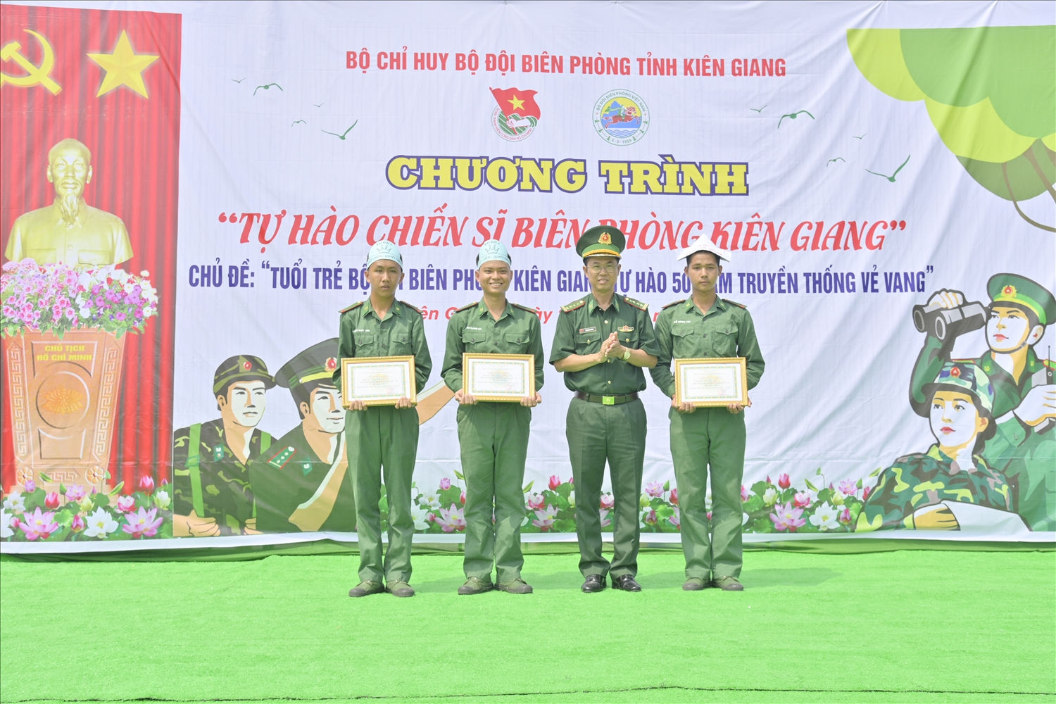 Đại tá Doãn Đình Tránh, Phó Chính ủy Bộ đội Biên phòng tỉnh Kiên Giang trao giải nhất, nhì, ba cho các chiến sĩ tham gia sân chơi… Đại tá Doãn Đình Tránh, Phó Chính ủy Bộ đội Biên phòng tỉnh Kiên Giang trao giải nhất, nhì, ba cho các chiến sĩ tham gia sân chơi…