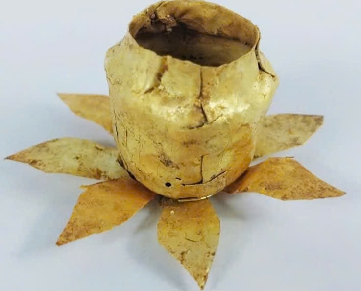 Bình Kamandalu bằng vàng - Ảnh Xuân Toản Bình Kamandalu bằng vàng - Ảnh Xuân Toản