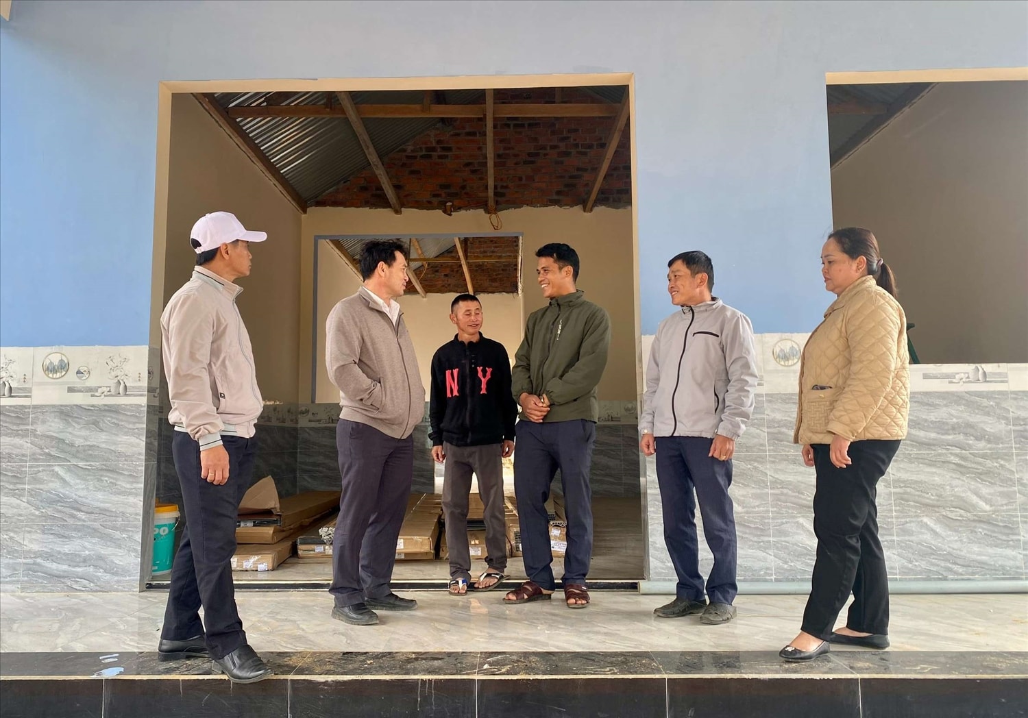 Anh A Bíu (thứ 3 từ phải sang) ở thôn Đăk Xina, xã Xốp, huyện Đăk Glei, tỉnh Kon Tum phấn khởi khi được cấp đất và hỗ trợ làm nhà (Ảnh: P.N)