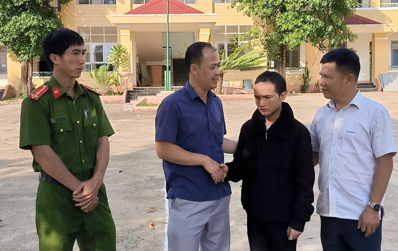 Anh A Nhanh (áo đen) được lực lượng chức năng hỗ trợ đưa về gia đình