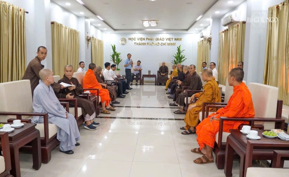 Quang cảnh buổi làm việc Quang cảnh buổi làm việc