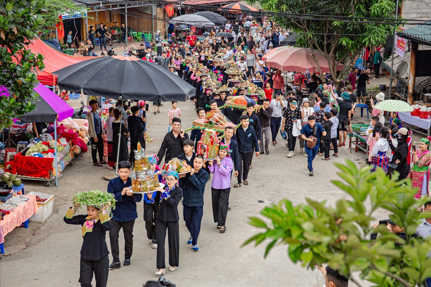 Người dân địa phương thực hiện nghi thức cúng lễ tại Miếu Ông - Miếu Bà trong Lễ hội chợ phong lưu Khâu Vai, huyện Mèo Vạc, tỉnh Hà Giang năm 2024
