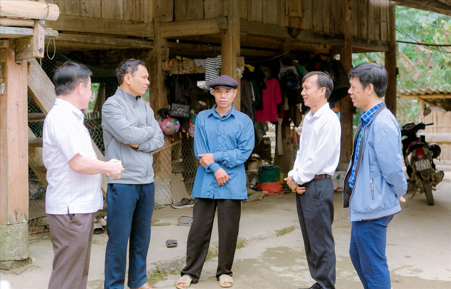 Ông Trần Đức Nghĩa - Phó Giám đốc Sở Dân tộc và Tôn giáo tỉnh Hà Giang (áo trắng, bên phải) thăm hỏi, động viên người dân xã Nam Sơn, huyện Hoàng Su Phì là đối tượng thụ hưởng chính sách từ Chương trình mục tiêu quốc gia phát triển kinh tế - xã hội vùng DTTS và miền núi giai đoạn 2021 - 2030, giai đoạn I từ 2021-2025