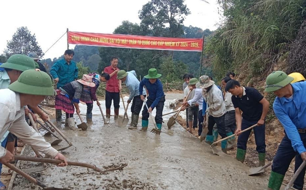 Lãnh đạo huyện Mù Cang Chải tham gia đổ bê tông đường giao thông nông thôn với bà con Nhân dân Lãnh đạo huyện Mù Cang Chải tham gia đổ bê tông đường giao thông nông thôn với bà con Nhân dân