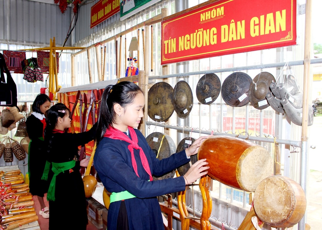 Các em học sinh Trường THCS  Xuân Giang, huyện Quang Bình, Hà Giang khám phá các nhạc cụ dân tộc
