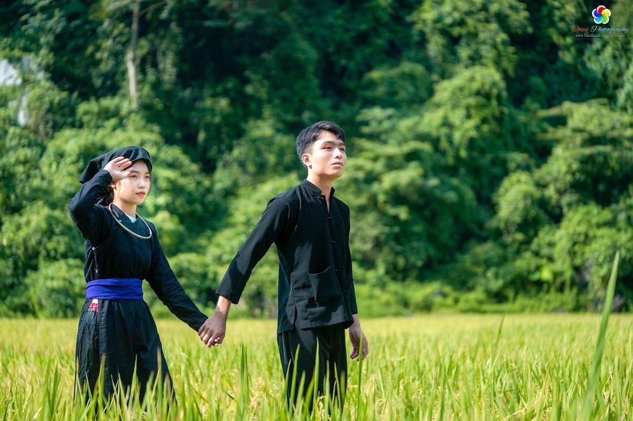 Khi muốn bày tỏ tình cảm, trai gái dân tộc Tày sẽ trao tặng nhau những tín vật tình yêu.