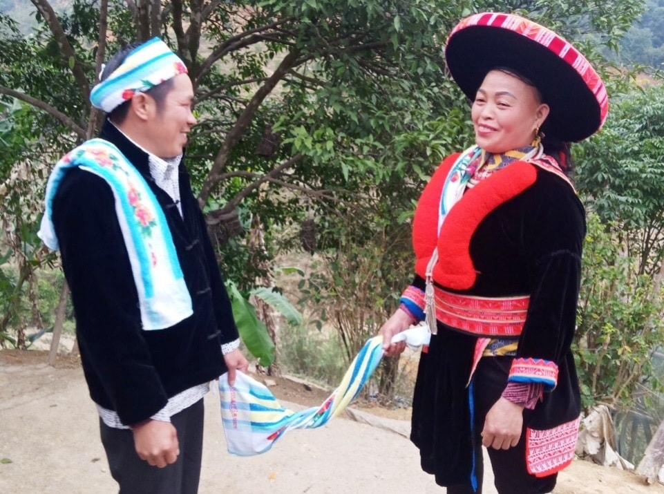 Chiếc khăn như tín vật tình yêu của người Dao đỏ.