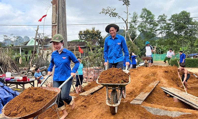 Đoàn viên Đoàn Thanh niên tỉnh Quảng Bình tham gia hỗ trợ ngày công để “Chung tay xóa nhà tạm, nhà dột nát”