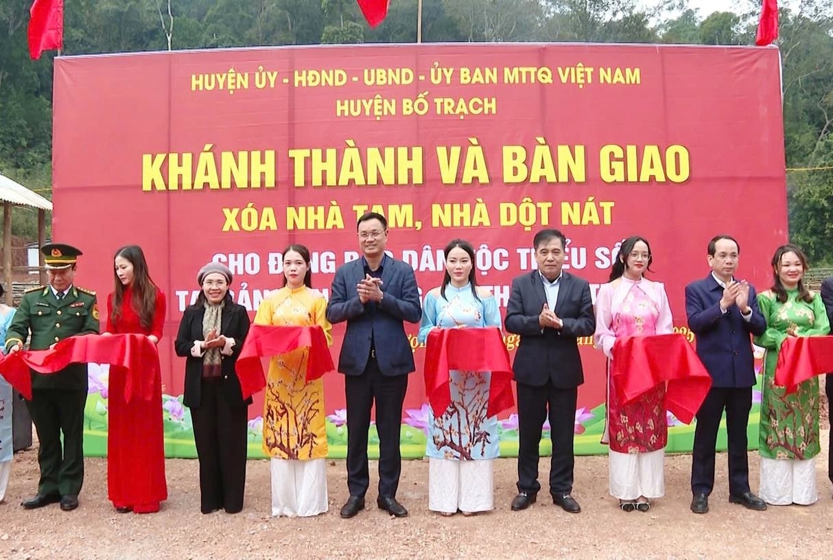 Ông Lê Ngọc Quang, Ủy viên Trung ương Đảng, Bí Thư tỉnh ủy- Trưởng Ban Chỉ đạo xóa nhà tạm, nhà dột nát tỉnh Quảng Bình (Thứ 5 từ trái qua) dự lễ khánh thành và bàn giao xóa nhà tạm, nhà dột nát cho đồng bào DTTS ở huyện Bố Trạch