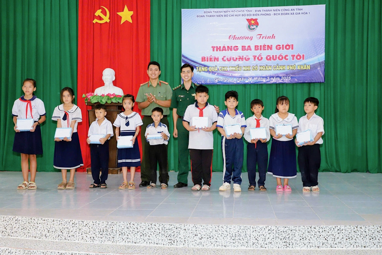 Trao tặng quà cho các em học sinh tại xã Gia Hòa, huyện Mỹ Xuyên, Sóc Trăng