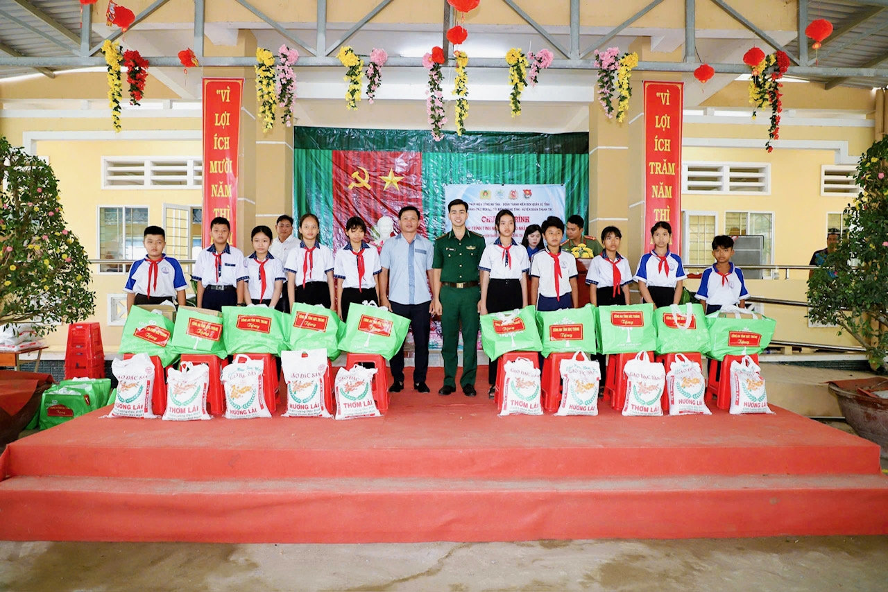Trao tặng quà cho các em học sinh trên địa bàn xã Lâm Tân, huyện Thạnh Trị