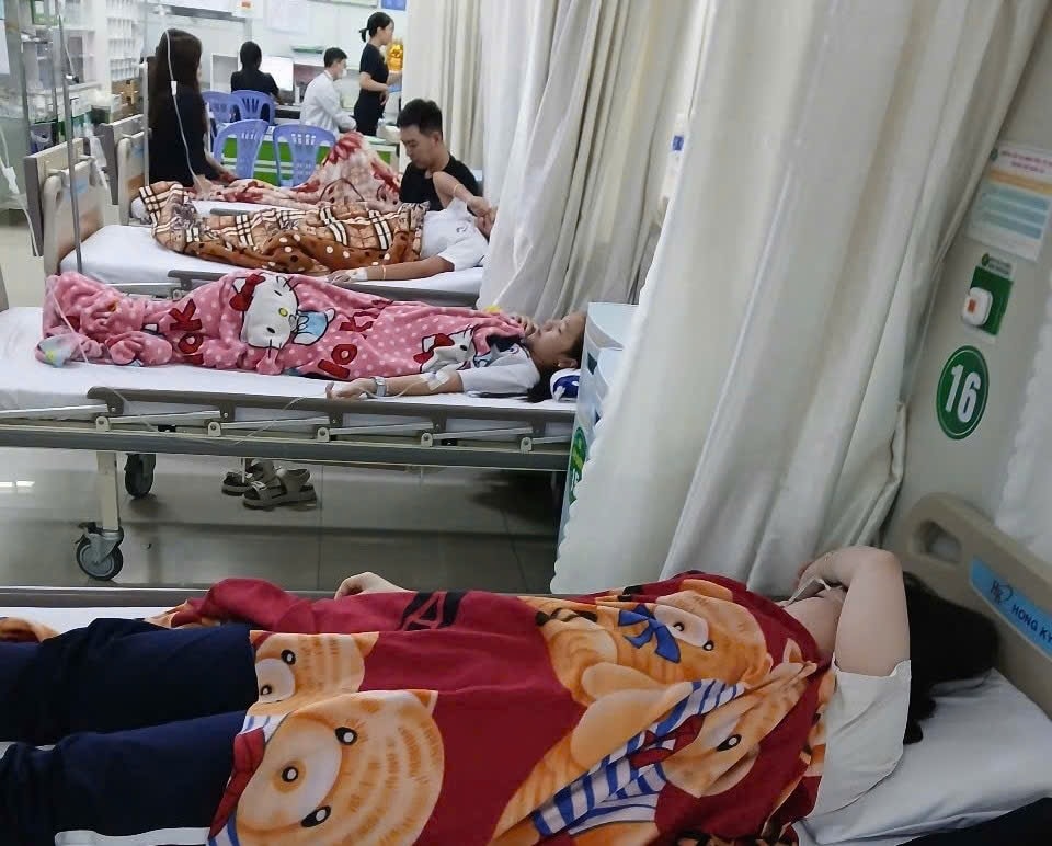 Học sinh trường marie Curie cấp cứu tại bệnh viện sau ăn trưa (ảnh người dân cung cấp)