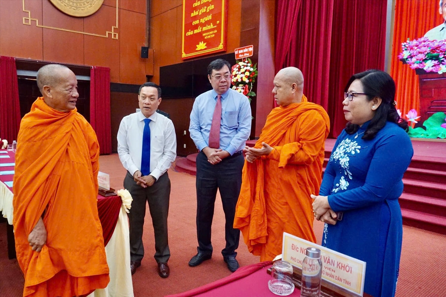 Bà Hồ Thị Cẩm Đào, Phó Bí thư Tỉnh uỷ, Chủ tịch HĐND lắng nghe các vị chức tôn giáo chia sẻ về công tác dân tộc , tôn giáo bên lề Hộ nghị Tuyên dương Người có uy tín năm 2024