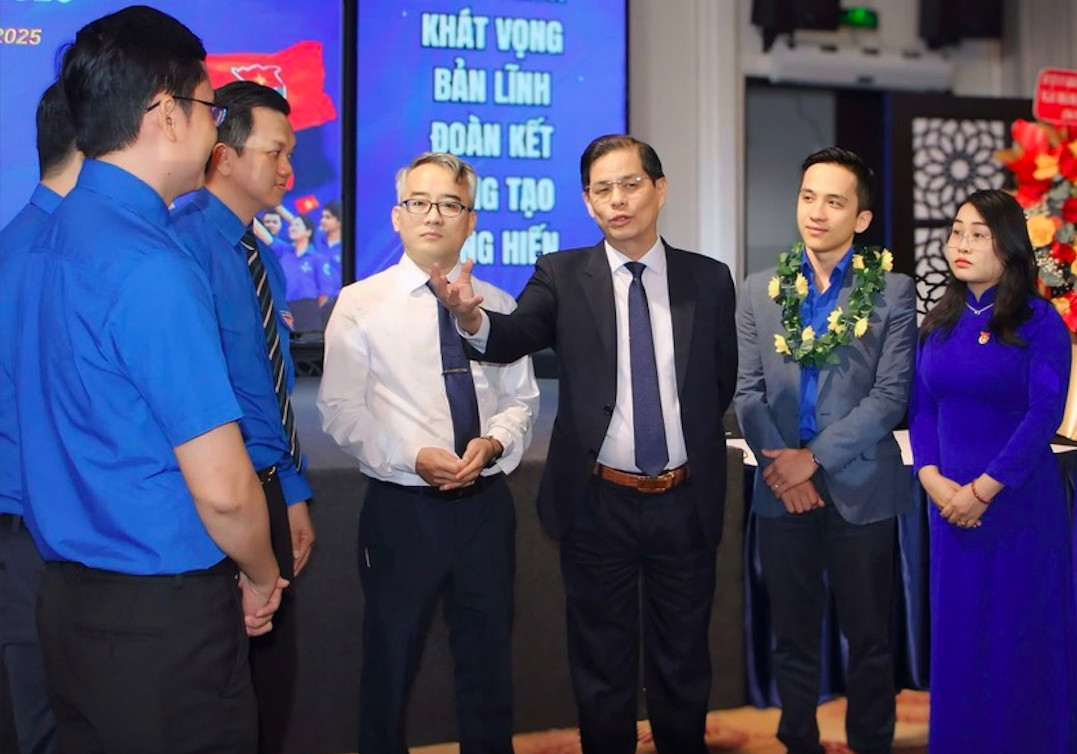 Chủ tịch tỉnh Khánh Hoà Nguyễn Tấn Tuân  gặp gỡ, trao đổi với thanh niên