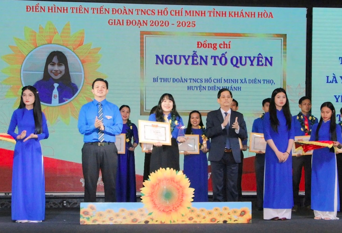 Chủ tịch tỉnh Khánh Hoà Nguyễn Tấn Tuân  tặng bằng khen cho các  thanh niên có thành tích xuất sắc