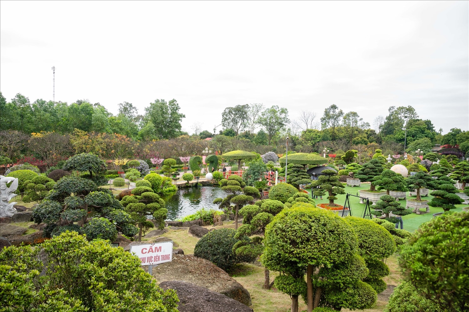 Với diện tích trên 6ha, Dũng Tân là trung tâm mua sắm, vui chơi giải trí, ẩm thực liên hoàn được thiết kế với nhiều hạng mục theo tiêu chuẩn châu Âu. 