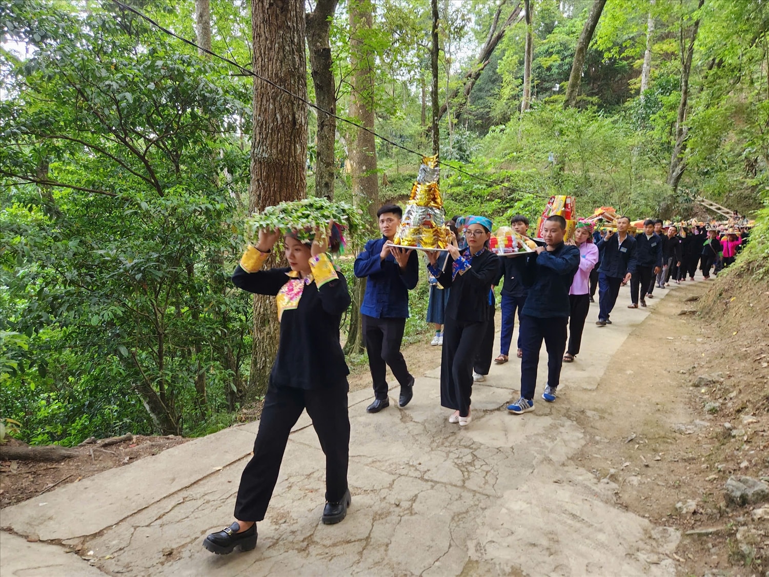Dâng hương miếu Ông, miếu Bà tại Lễ hội chợ Phong Lưu Khâu Vai là nét đẹp văn hoá truyền thống của dân tộc Nùng. (Ảnh Lễ hội năm 2024)
