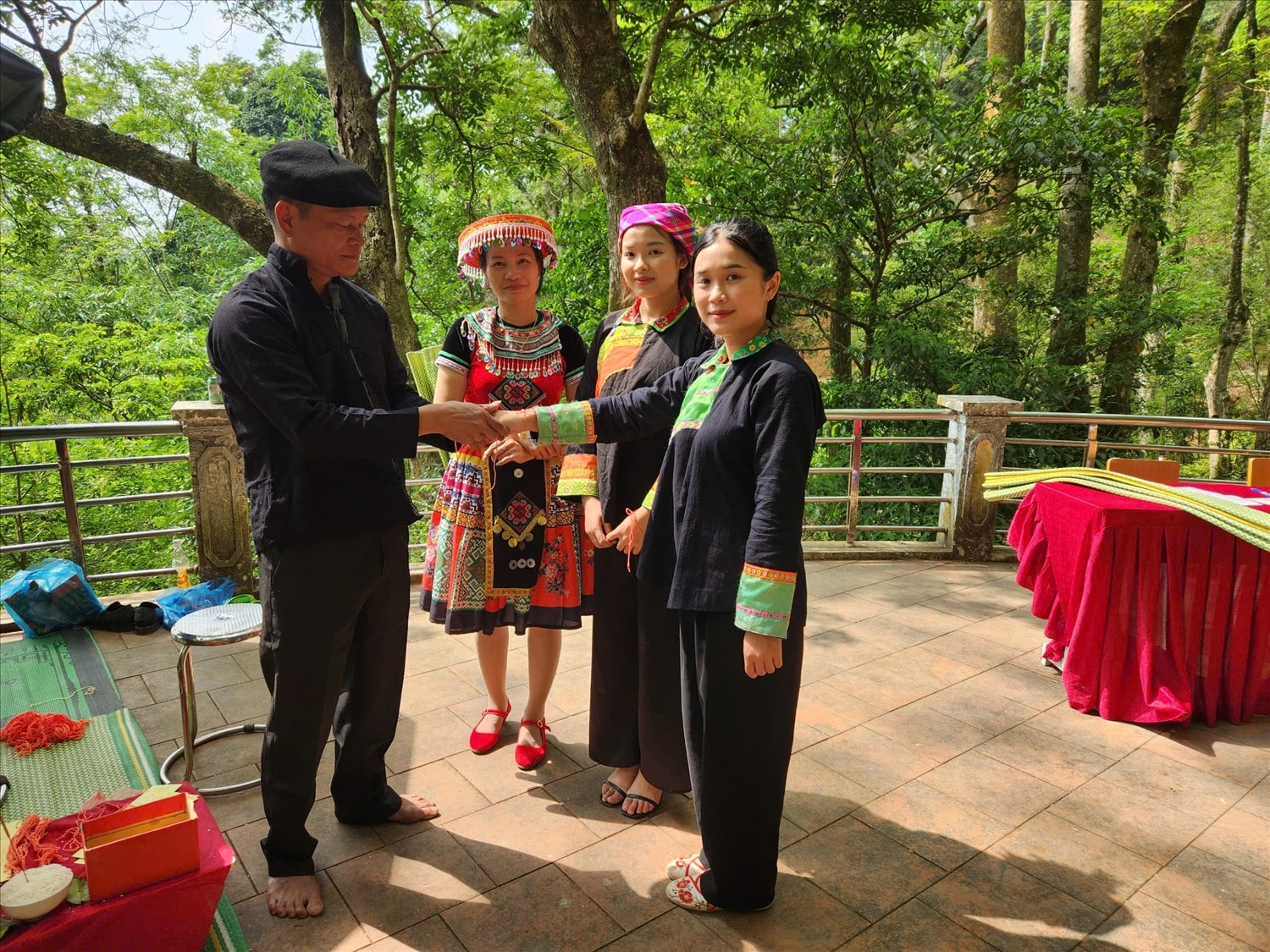 Đến Lễ hội, du khách sẽ có cơ hội tham gia Lễ cầu duyên – một nghi thức thiêng liêng mang đậm bản sắc văn hóa của đồng bào vùng cao.
