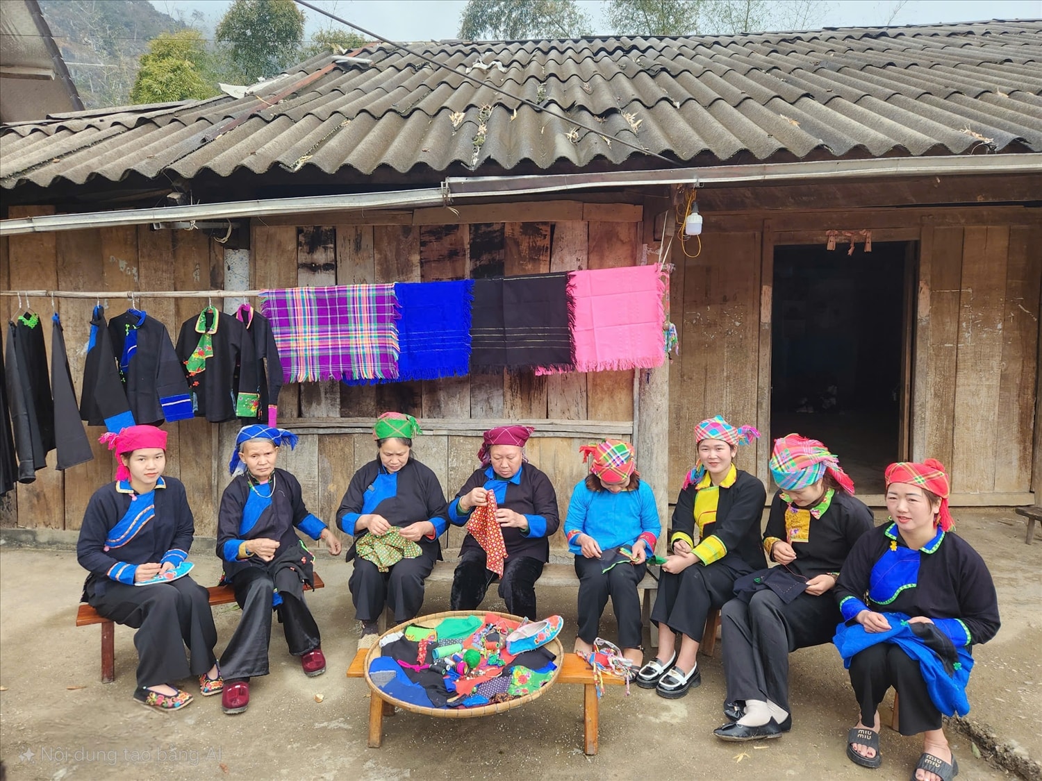 Các nghệ nhân dân tộc Nùng thôn Khâu Vai, xã Khâu Vai tích cực chuẩn bị sản phẩm tham gia trưng bày tại Lễ hội.