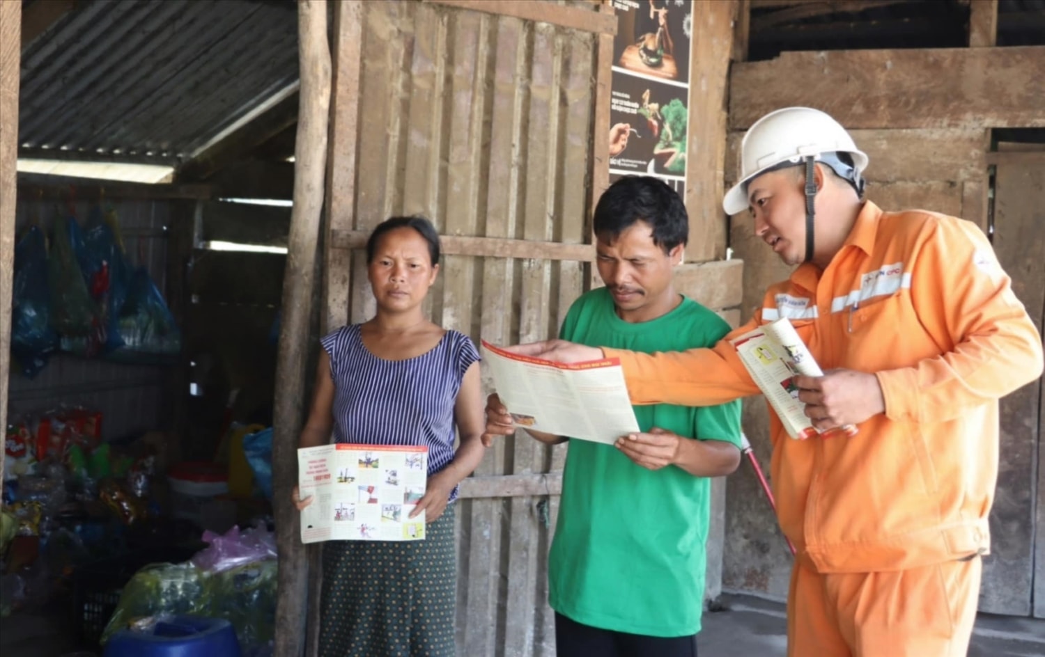 Cán bộ điện lực hướng dẫn đồng bào Bru Vân Kiều ở xã biên giới Tân Trạch cách sử dụng điện an toàn