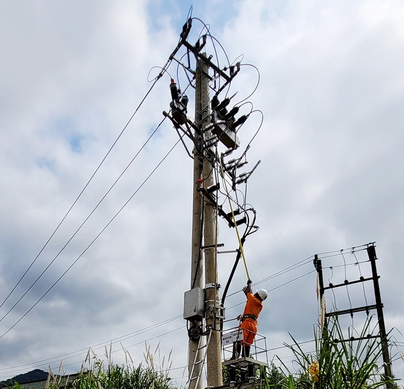 Quá trình thi công để điện lưới lên đến được với bà con Bru Vân Kiều ở 2 xã Tân Trạch, Thượng Trạch gặp rất nhiều khó khăn 