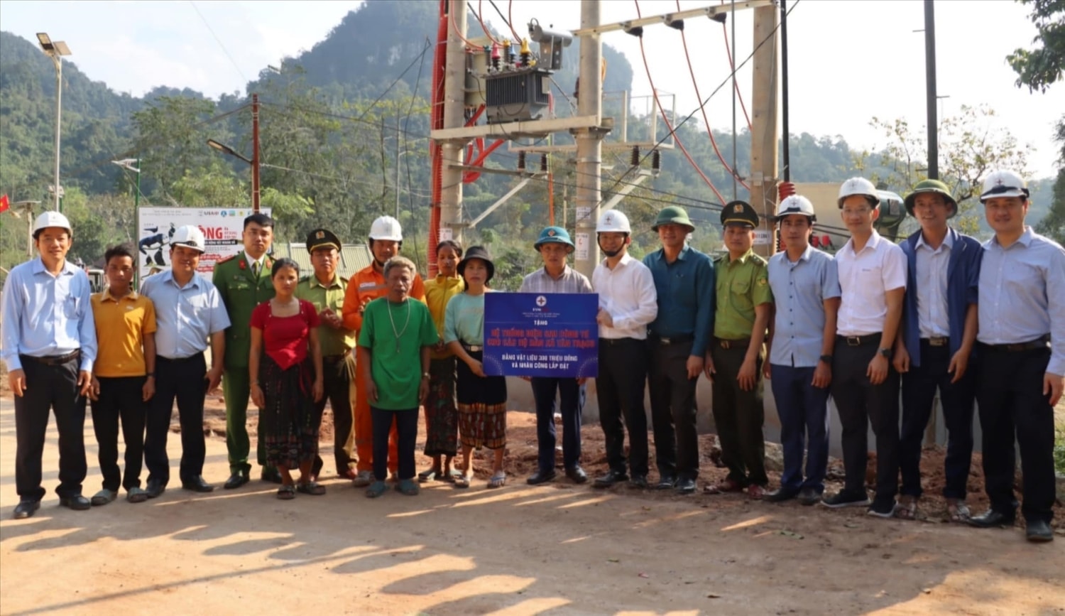 Sau bao nhiều năm chờ đợi, giờ đây điện lưới quốc gia đã về đến 2 xã biên giới Tân Trạch, Thượng Trạch (Bố Trạch, Quảng Bình).