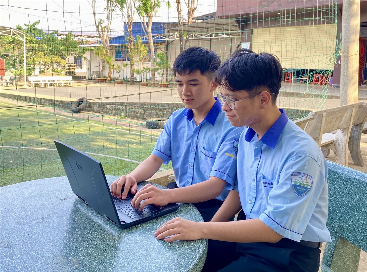 Em Võ Đăng Tuệ  (bên trái ảnh) và Nguyễn Minh Hiếu (lớp 11A7, Trường THPT Chi Lăng, Tp. Pleiku, Gia Lai) vinh dự là công dân trẻ tiêu biểu Gia Lai năm 2024