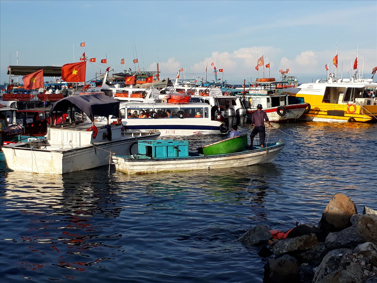 Buổi sáng ở cầu cảng Lý Sơn.
