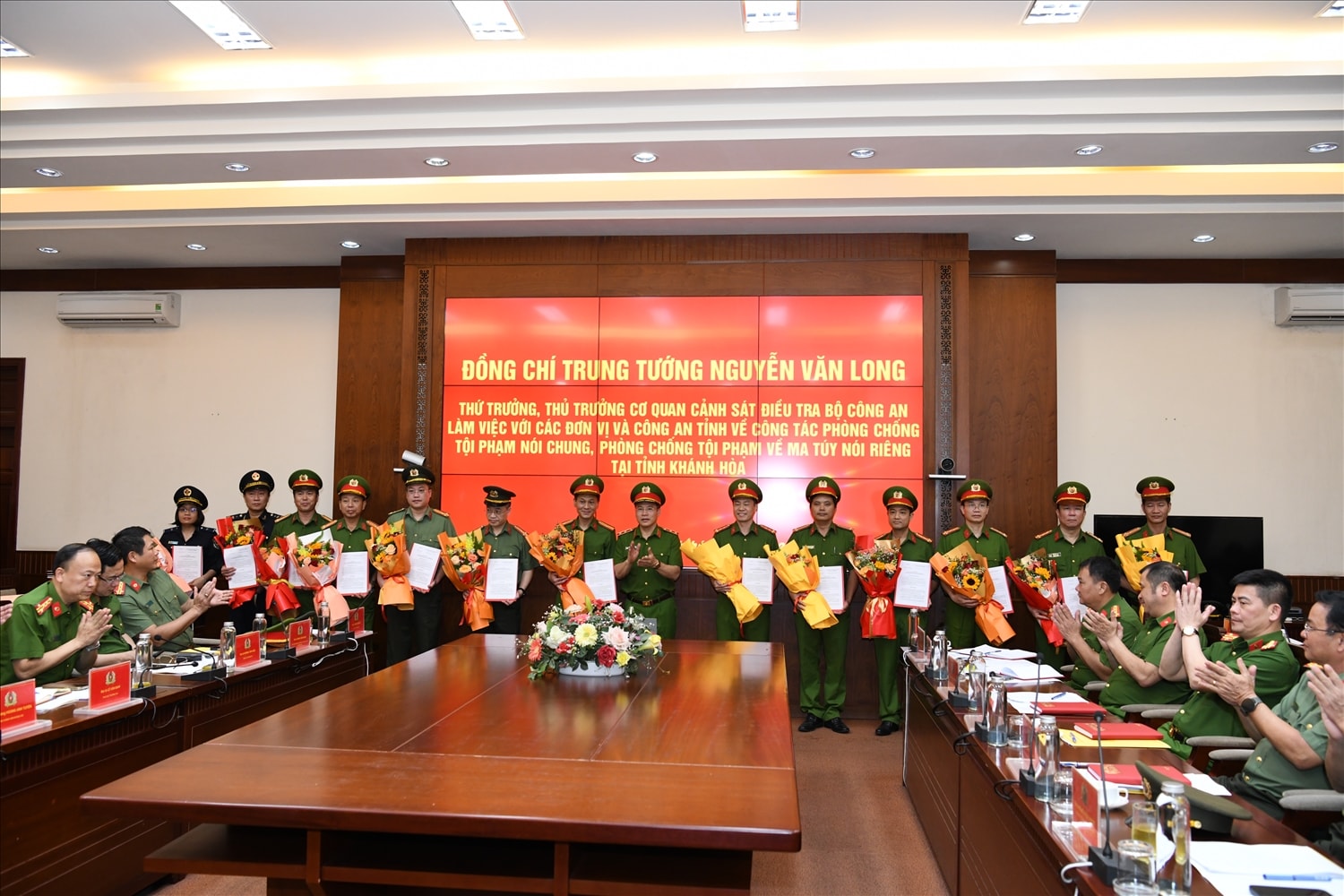 Trung tướng Nguyễn Văn Long, Thứ trưởng Bộ Công an trao Quyết định thưởng nóng của Bộ Công an cho 20 tập thể Trung tướng Nguyễn Văn Long, Thứ trưởng Bộ Công an trao Quyết định thưởng nóng của Bộ Công an cho 20 tập thể