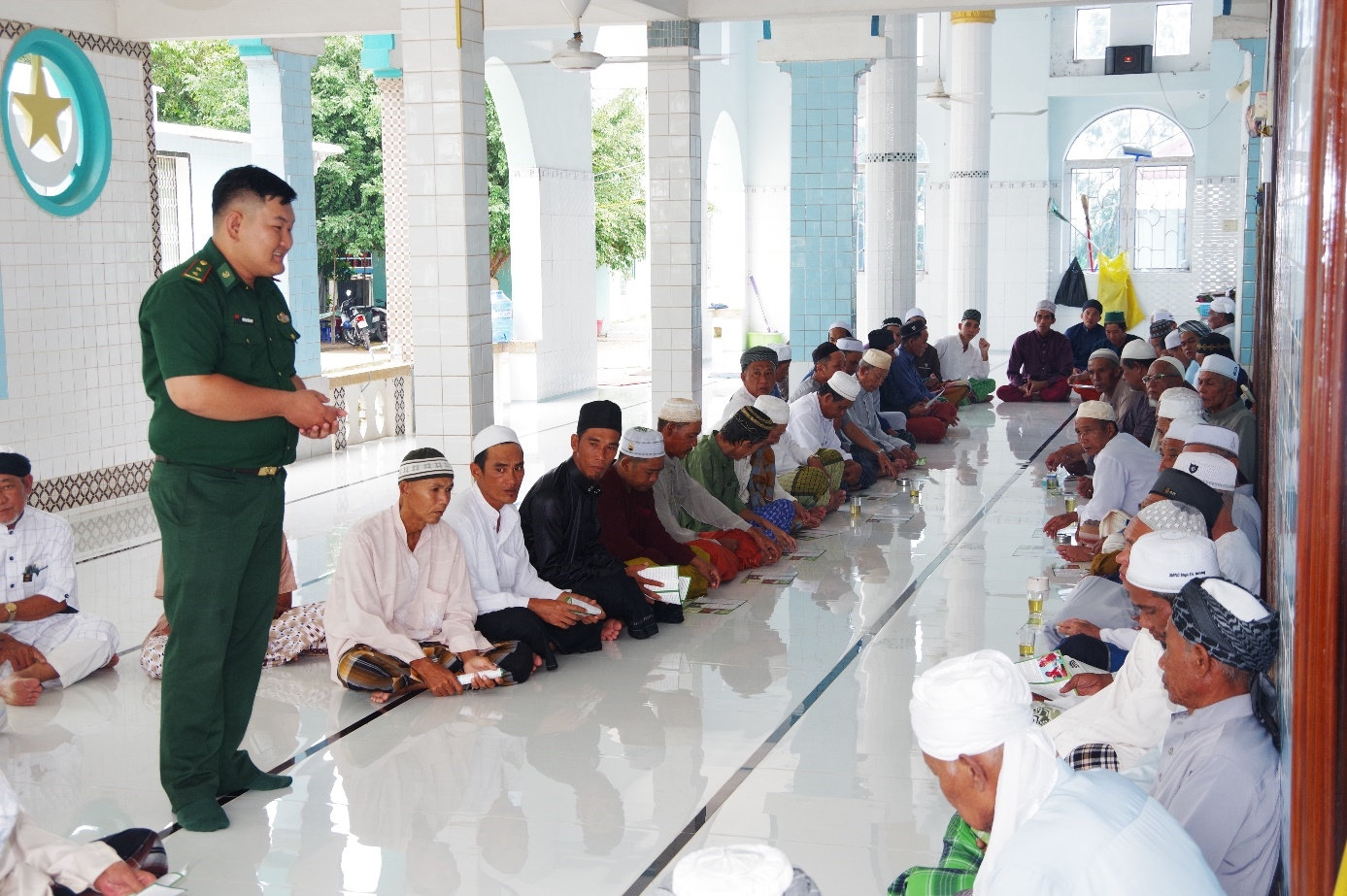 Trung úy Huỳnh Công Huy, Đội trưởng Vận động quần chúng, Đồn Biên phòng Nhơn Hội tuyên truyền, PBGDPL cho đồng bào dân Chăm ở thánh đường.