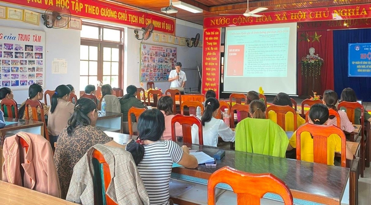 Ngành y tế tập huấn, nâng cao năng lực cho cán bộ y tế/người cung cấp dịch vụ tuyến huyện, xã về chăm sóc dinh dưỡng 1.000 ngày đầu đời thuộc Chương trình MGQG 1719 tại huyện Đông Giang (Ảnh: N.V). Ngành y tế tập huấn, nâng cao năng lực cho cán bộ y tế/người cung cấp dịch vụ tuyến huyện, xã về chăm sóc dinh dưỡng 1.000 ngày đầu đời thuộc Chương trình MGQG 1719 tại huyện Đông Giang (Ảnh: N.V).
