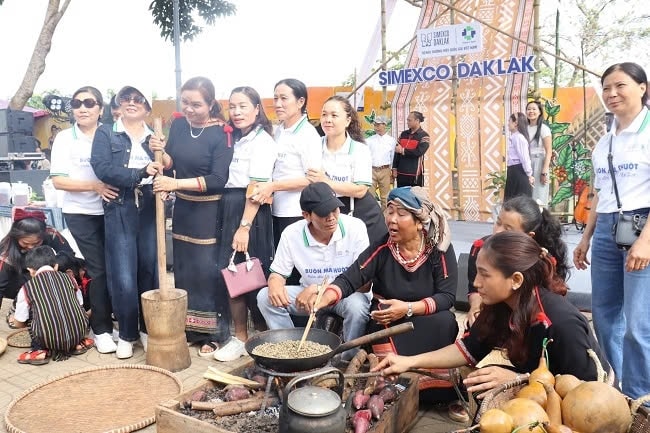 Trong quá trình rang cà phê phải đảo đều tay