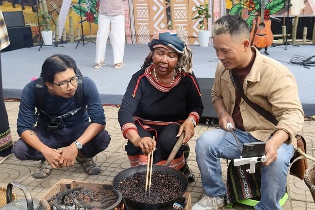 Khi hạt cà phê chuyển màu nâu cánh gián, tỏa hương thơm là đạt yêu cầu