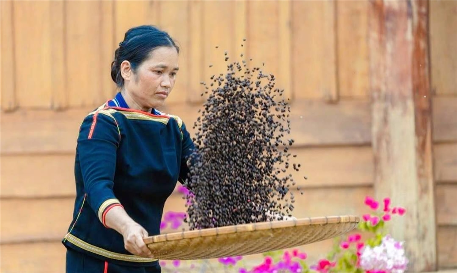 Sau khi rang sàng sảy loại bụi nhỏ