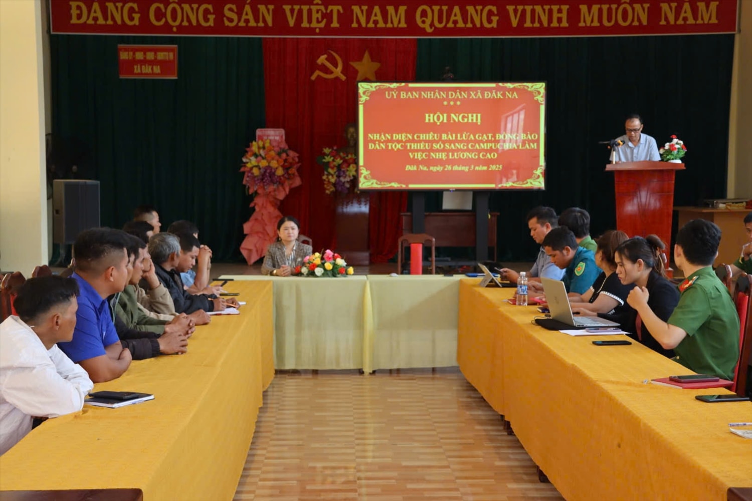 Quang cảnh “Hội nghị nhận diện chiêu bài lừa gạt đồng bào dân tộc thiểu số sang Campuchia làm việc nhẹ lương cao” do UBND xã Đăk Na tổ chức