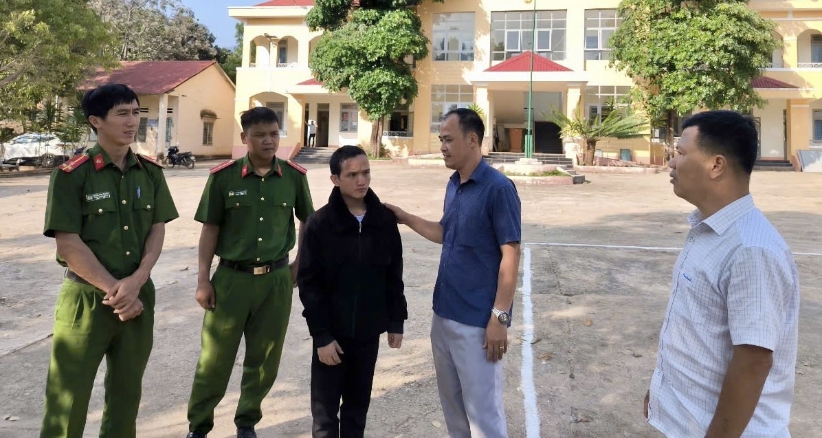 Anh A Nhanh (áo đen) được lực lượng chức năng hỗ trợ đưa về nhà sau thời gian bị lừa gạt sang Campuchia làm việc nhẹ lương cao