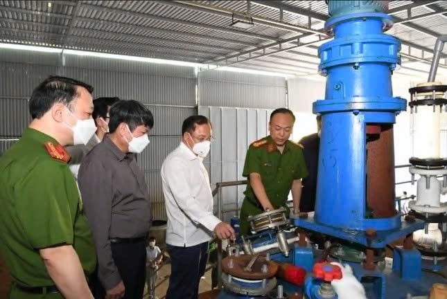 Trung tướng Nguyễn Văn Long - Thứ trưởng Bộ Công an (áo trắng) trực tiếp kiểm tra và nghe ban chuyên án báo cáo kết quả phá án.Ảnh: TL Trung tướng Nguyễn Văn Long - Thứ trưởng Bộ Công an (áo trắng) trực tiếp kiểm tra và nghe ban chuyên án báo cáo kết quả phá án.Ảnh: TL