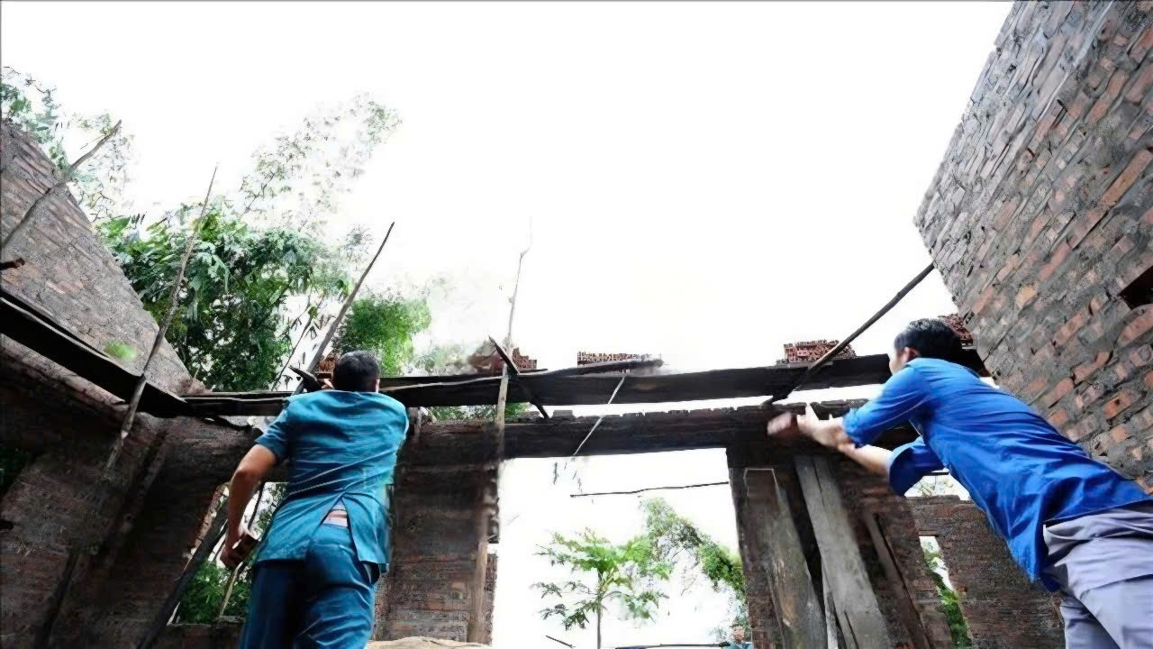 Lực lượng Dân quân tự vệ và Đoàn Thanh niên xã Nà Hẩu (Văn Yên, Yên Bái) giúp đỡ xây dựng nhà cho hộ nghèo. Ảnh TL