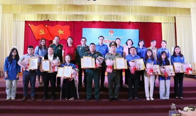 Tỉnh Đoàn Yên Bái tuyên dương, trao bằng khen 10 thanh niên tiên tiến làm theo lời Bác. Ảnh:TL Tỉnh Đoàn Yên Bái tuyên dương, trao bằng khen 10 thanh niên tiên tiến làm theo lời Bác. Ảnh:TL