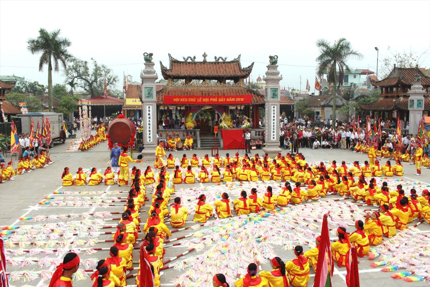 Kéo chữ trong Lễ hội Phủ Dầy