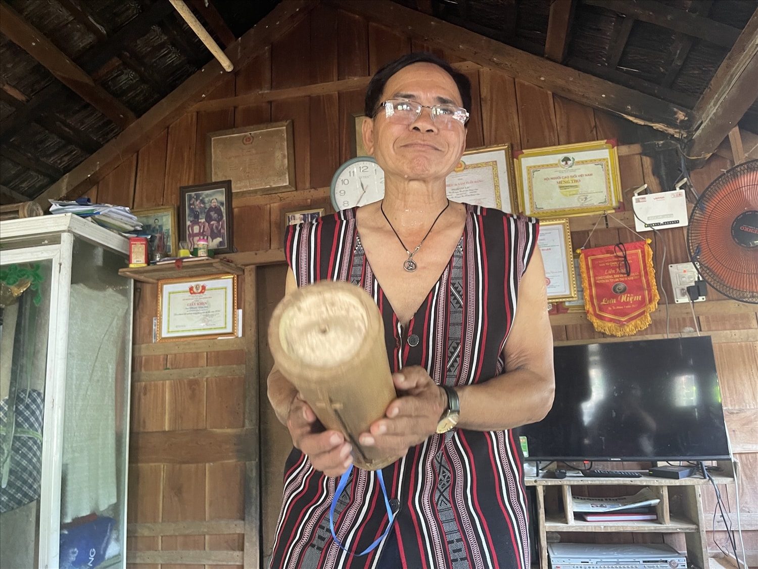 Ông Phạm Văn Lậc biểu diễn chinh kala