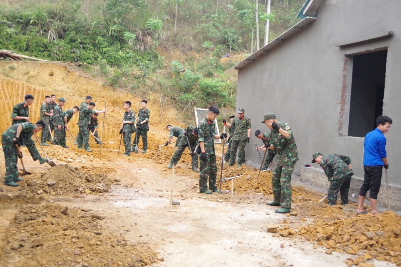 Lực lượng quân đội hỗ trợ hộ nghèo san lấp mặt bằng, vận chuyển vật liệu (Ảnh Thu Hòa) Lực lượng quân đội hỗ trợ hộ nghèo san lấp mặt bằng, vận chuyển vật liệu (Ảnh Thu Hòa)