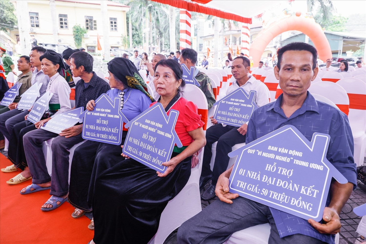 Niềm vui của những hộ nghèo huyện Đà Bắc khi nhận hỗ trợ nhà Đại đoàn kết Hộ nghèo huyện Đà Bắc trong ngày nhận hỗ trợ nhà Đại đoàn kết